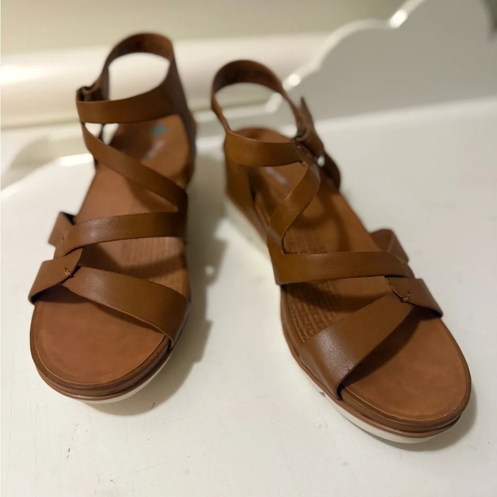 Posture Women's Brown Wedge Sandals are soft and cozy. In excellent  conditions_2